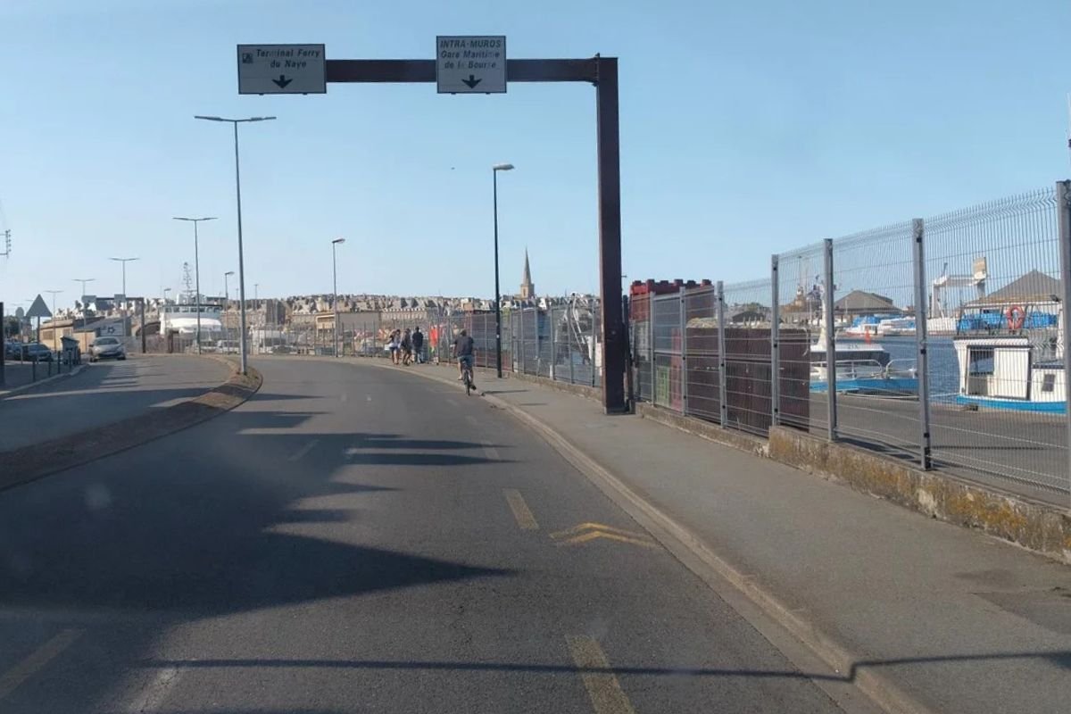 Keep right marking on the road after leaving the ferry
